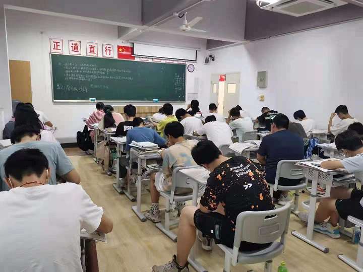 湘军高级中学复读简介 复读中学“藏身”公办初中