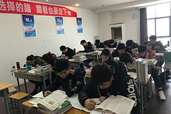 湘军高级中学复读费用多少 2021年高考复读机构那里好？高考复读一年费用多少？