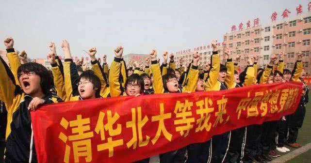 湘军高级中学复读早操 衡水二中中学生晨跑前打饭时看书，困倦时站读，网友：努力就有付出