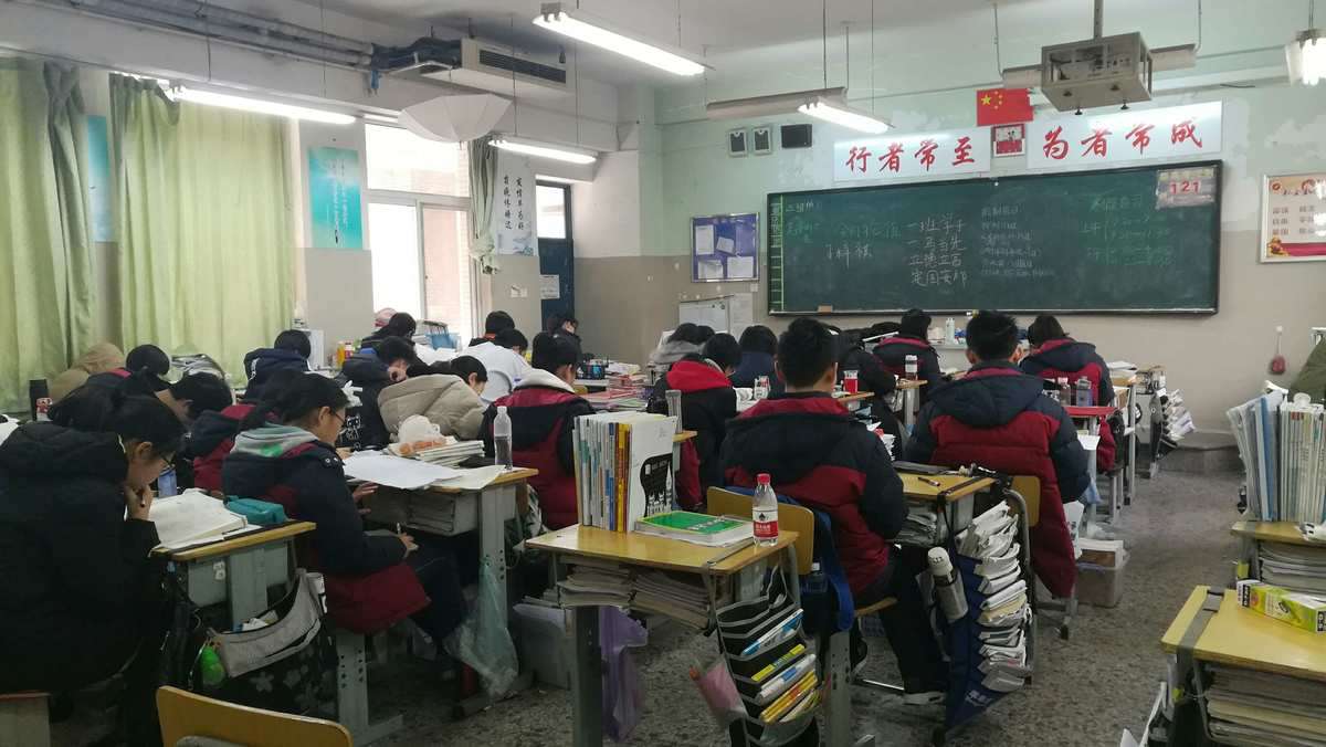 湘军高级中学复读早操 衡水二中中学生晨跑前打饭时看书，困倦时站读，网友：努力就有付出