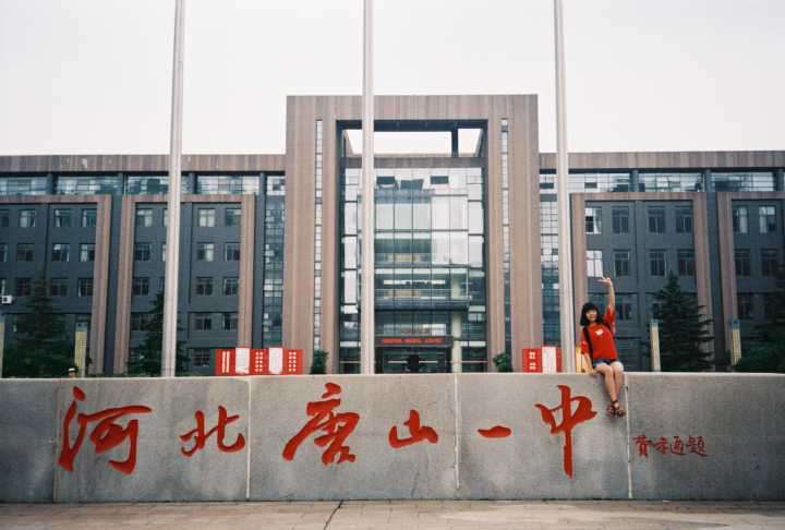 湘军高级中学复读早操 衡水二中中学生晨跑前打饭时看书，困倦时站读，网友：努力就有付出