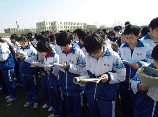 湘军高级中学复读早操 衡水二中中学生晨跑前打饭时看书，困倦时站读，网友：努力就有付出