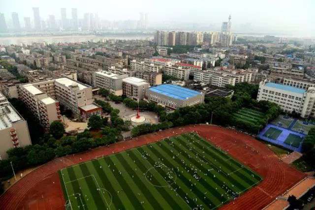 长沙市金海高级中学高中部 据说从这些学校走出来的都是大长沙的壕！还超级难进！！