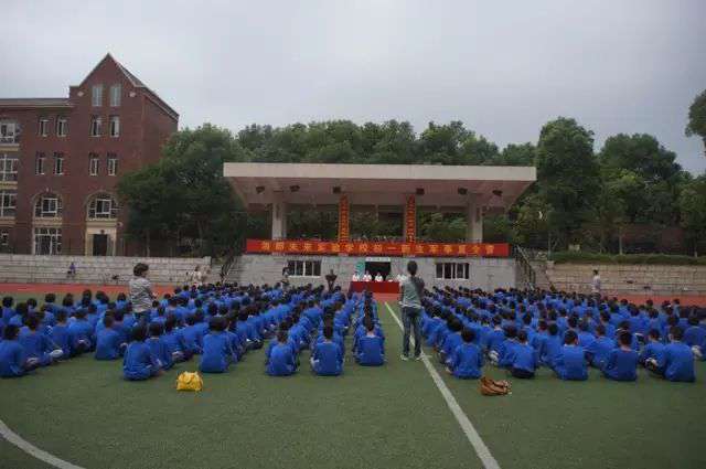 长沙市金海高级中学学费 据说从这些学校走出来的都是大长沙的壕！还超级难进！！