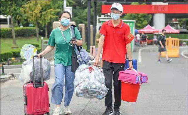 长沙金海复读学校宿舍环境 985高校宿舍被“嫌弃”，寝室环境如荒野逃生，新生：想回校复读